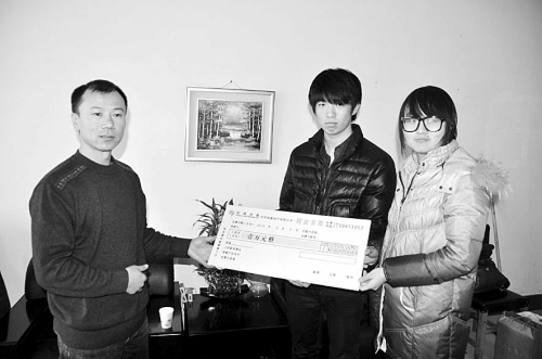 　程翀(右一)和男友刘明岩(右二)捐献万元。