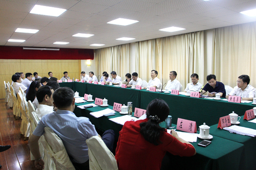 高校的书记、校长与省教育厅委领导分组讨论如何创建“双一流”,充分肯定《湖南省全面推进一流大学与一流学科建设实施方案(征求意见稿)》和肖国安厅长激情澎湃的主题报告。 高校的书记、校长与省教育厅委领导分组讨论如何创建“双一流”,充分肯定《湖南省全面推进一流大学与一流学科建设实施方案(征求意见稿)》和肖国安厅长激情澎湃的主题报告。