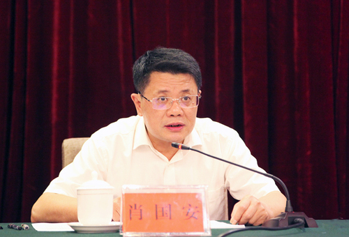 省委教育工委书记、省教育厅党组书记、厅长肖国安说未来我省高校的重点建设将向学科倾斜,不先定学校,而是先建设一流学科。与985、211高校最大的区别是,我省“双一流”建设不会“身份固化”,不搞“一考定终身”,将进行五年一轮的洗牌,筛选标准是绩效评价。 省委教育工委书记、省教育厅党组书记、厅长肖国安说未来我省高校的重点建设将向学科倾斜,不先定学校,而是先建设一流学科。与985、211高校最大的区别是,我省“双一流”建设不会“身份固化”,不搞“一考定终身”,将进行五年一轮的洗牌,筛选标准是绩效评价。