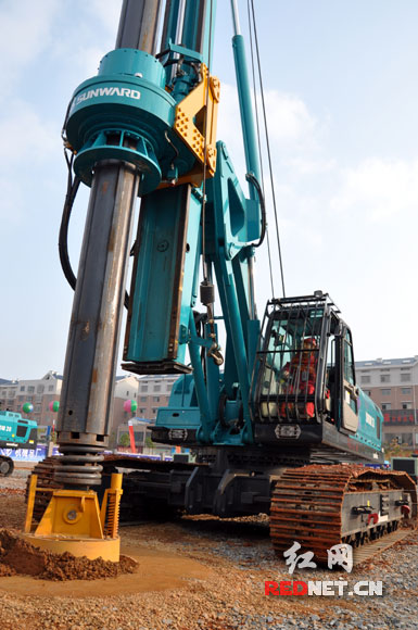 多功能旋挖钻机进行钻探比赛。