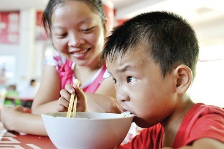 贫困女孩带着弟弟上大学:像向日葵一样生活