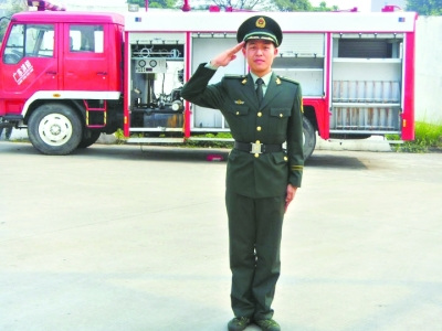 　　下图为在广东省消防部门接受训练的陈保铸。本人提供