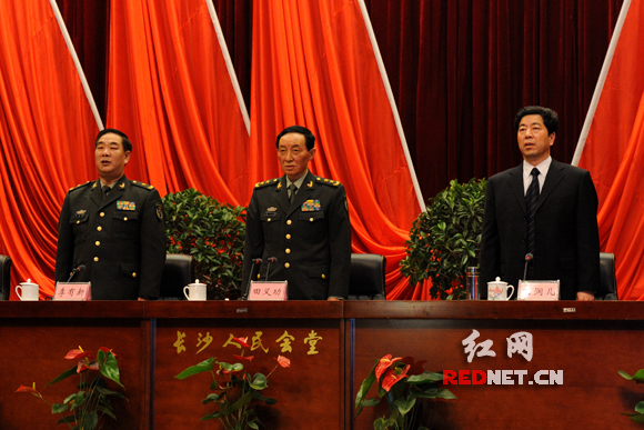 广州军区副政委田义功，湖南省委常委、长沙市委书记陈润儿，湖南省委常委、湖南省军区政委李有新出席报告会。