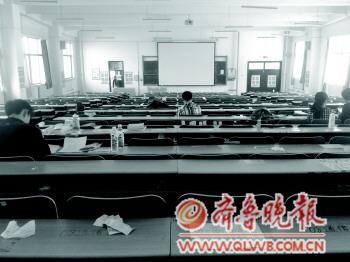 　　6日,青岛工学院某自习室内人并不多。　程凌润　摄 