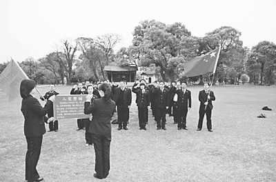 清明时节，湖南政法干警到江西瑞金红军烈士纪念塔前宣誓。 湘安 摄