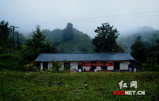 这就是免费午餐捐赠的学校,处于高山之下,云雾缭绕。