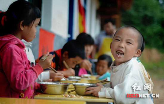 孩子们高兴地吃着免费午餐。