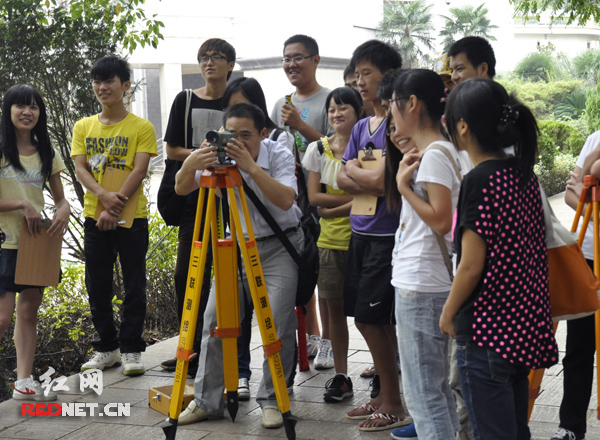 9月3日，中南林业科技大学校园内老师正在室外教学生们实地测量学。