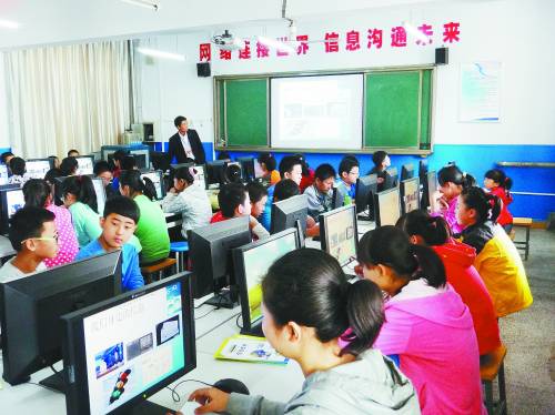 9月4日上午，陕西省府谷县前石畔学校信息技术老师赵伟在给七年级三班的学生讲授新学期第一课。郝帅斌摄