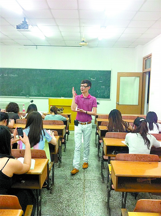 高校海归教师因装扮过于时尚遭弹劾穿衣从不重样