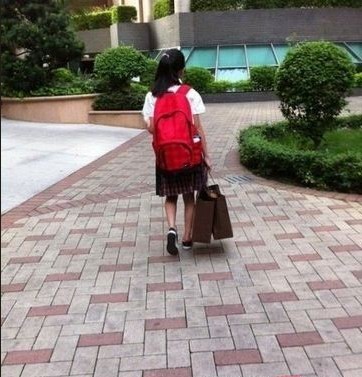 教师节掀送礼大战小学提两Gucci包送老师（图）