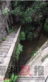 　　死者从右边的栏杆处坠落。组图/记者邵骁歆