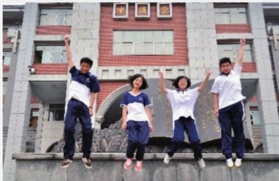 明德率先使用学生设计校服 长沙告别“大蓝褂”