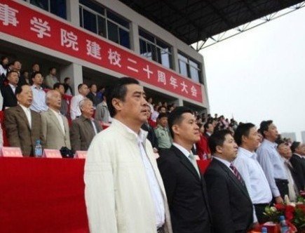 上万学生冒雨参加校庆 校方称系学生强烈要求