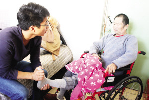 大学生带瘫痪继父上大学课余打工挣钱买药（图）