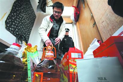 母亲去世大四男生带父考研坚持亲自照顾（图）