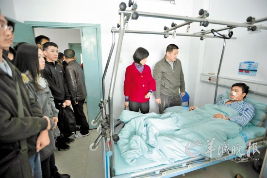 师生看望受伤保安