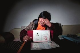 女教师执教30年仍无正式编制 拾荒贴钱办慈善