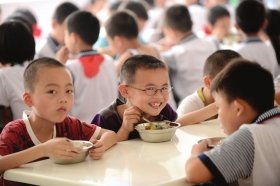 湖南营养餐改变发牛奶模式 学校将要办食堂