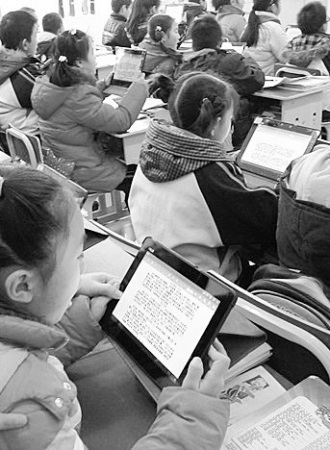 武汉3所学校试行电子书包师生持平板电脑上课