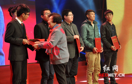 国家一级导演,中国十佳电视剧女导演、享受国务院特殊津贴待遇的吴月英为获奖者开奖并颁奖。