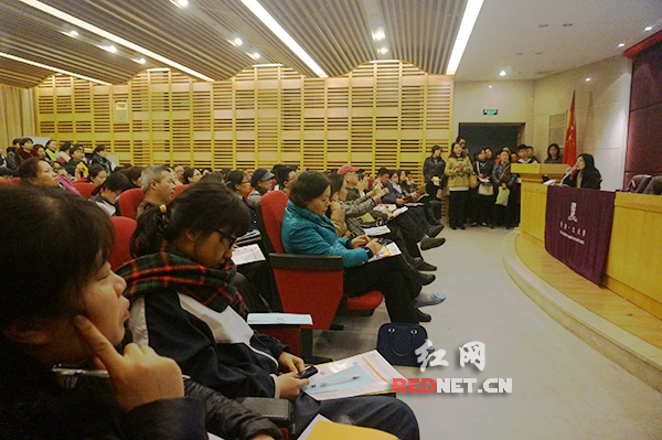 图片说明:香港中文大学2015年招生宣讲会现场座无虚席。