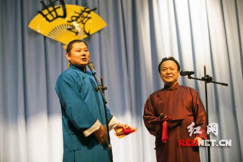 湖南省曲艺家协会芦克宁老师与杨文辉老师进行相声表演
