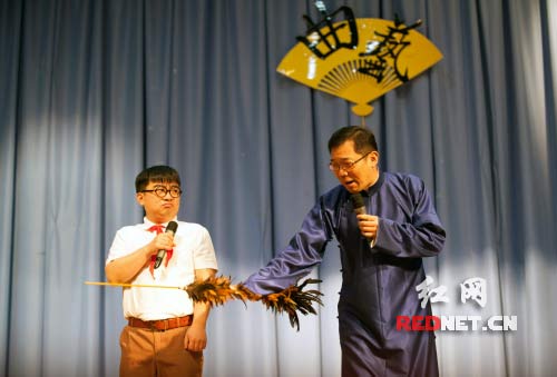 湖南省曲艺家协会大兵老师与李丹老师进行相声表演