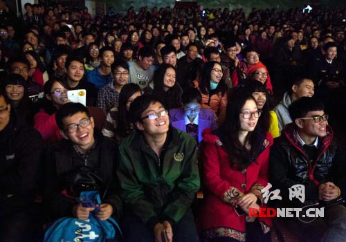 南华大学的同学们入神地观看演出