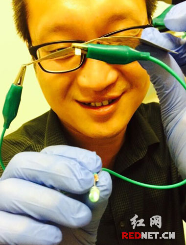 鲁兵安演示可快速充电、柔性、离子液体、二次铝电池。