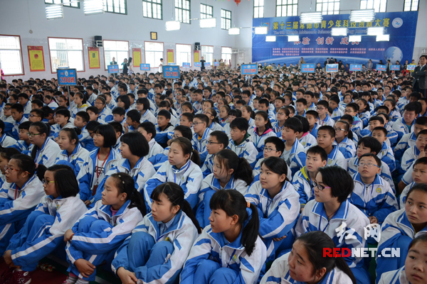 学生倡议校园安全、交通安全、食品安全、心理安全等安全生活知识从自我做起。