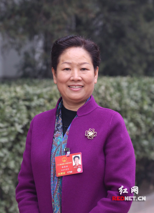 全国人大代表、中国石化湖南石油分公司总经理潘桂妹。