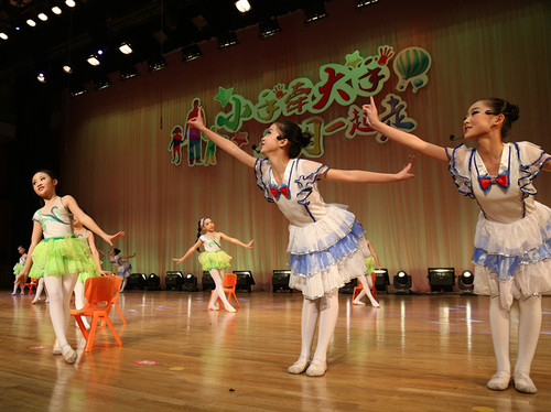 12.东升小学舞蹈《我让座我快乐》 12.东升小学舞蹈《我让座我快乐》