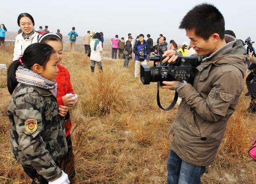 鄱阳湖放飞大雁后接受电视台采访
