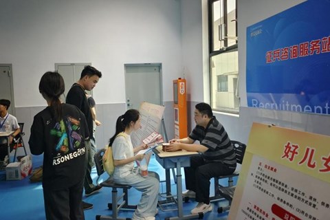 我校借力高校毕业生供需见面会开展征兵宣传活动