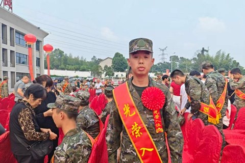 益阳医专2026年秋季17名学子光荣入伍