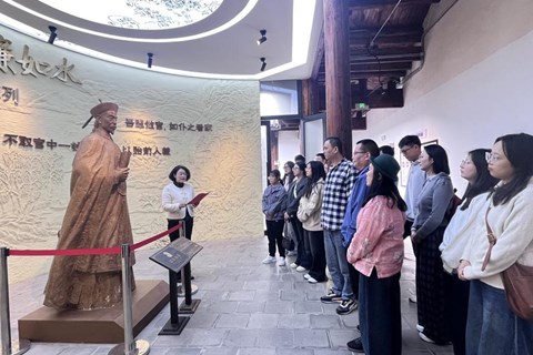 以“革命红”铸魂，用“墨韵青”润心，让“天使白”践行 