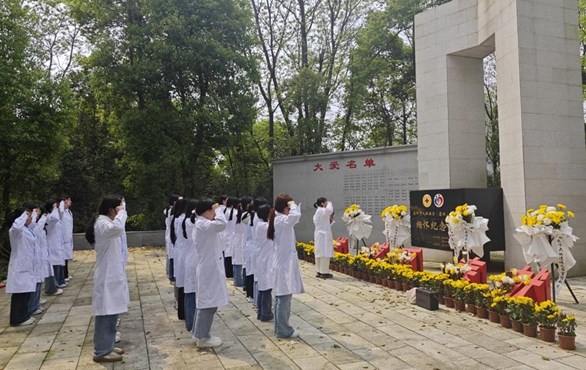 追思大爱悟医德，赓续仁心济天下　——缅怀纪念园里的思政课