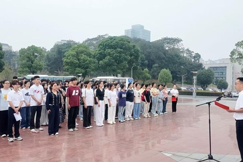 启航新学期逐梦新征程 益阳医专举行新学期首次升国旗仪式