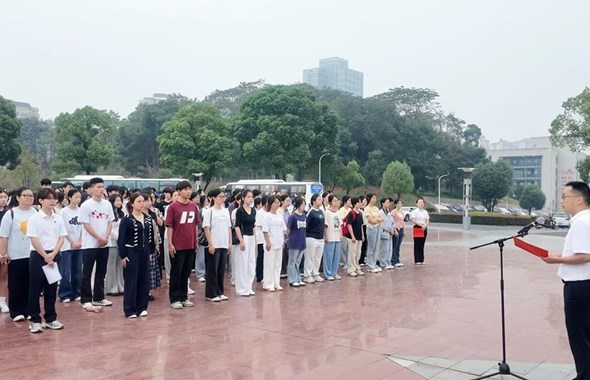 启航新学期逐梦新征程 益阳医专举行新学期首次升国旗仪式