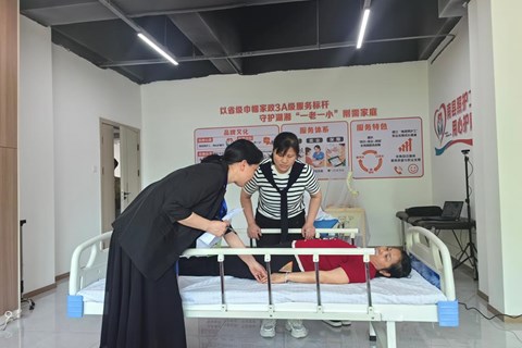 产业学院赋能，护理学院携手家政协会开展健康照护培训考评
