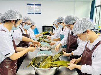 育镜社区｜“味来工坊”第6期：当00后遇上端午，这堂“非遗劳动课”粽香四溢