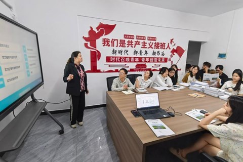 一堂开在宿舍楼下的“就业指导课”