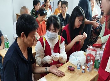 专业赋能“三下乡”：益阳医专学子用“双检”服务守护“一老一小”