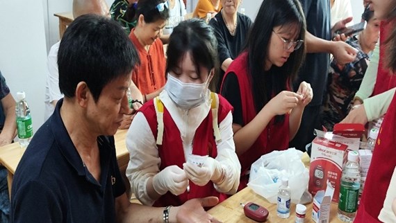育镜社区|专业赋能“三下乡”：益阳医专学子用“双检”服务守护“一老一小”