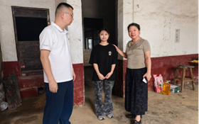 暖心家访送温暖，精准资助促成长