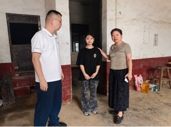 暖心家访送温暖，精准资助促成长