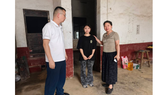 暖心家访送温暖，精准资助促成长