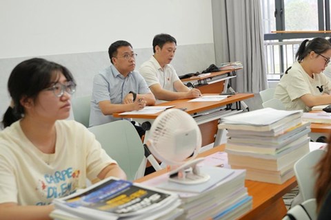 校领导深入课堂与学生同上“开学第一课”