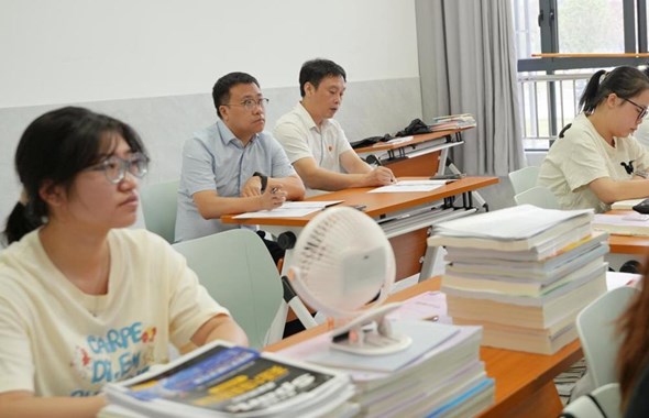 校领导深入课堂与学生同上“开学第一课”